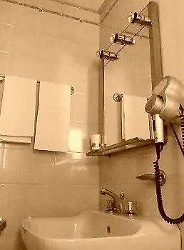 Moderno מלון בארי